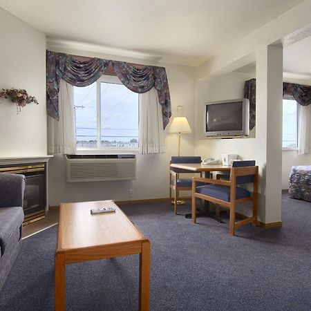 Super 8 By Wyndham Swift Current Hotel Bilik gambar