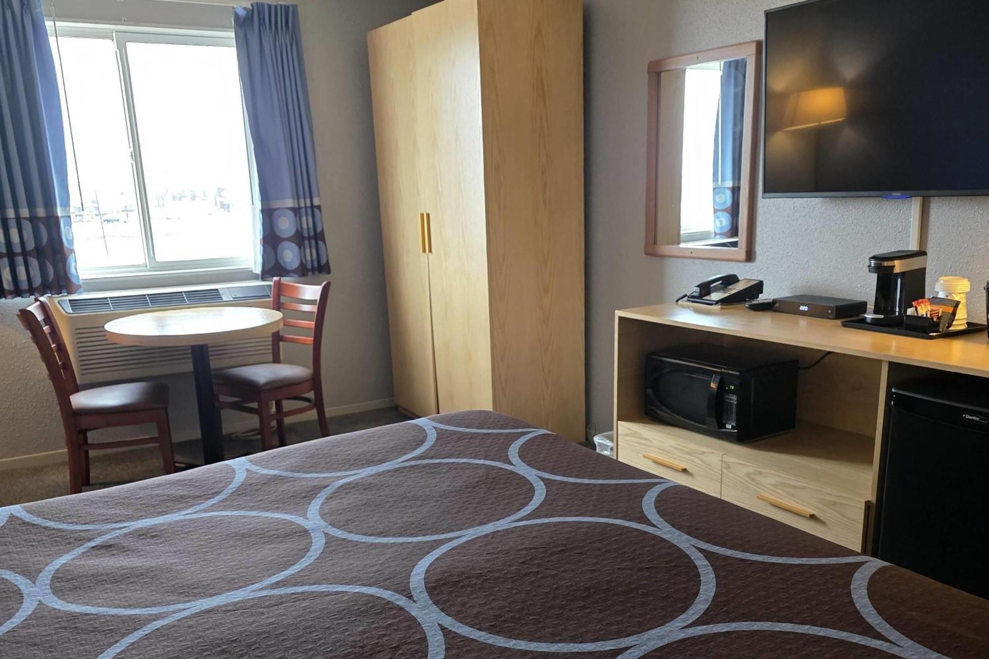 Super 8 By Wyndham Swift Current Hotel Luaran gambar