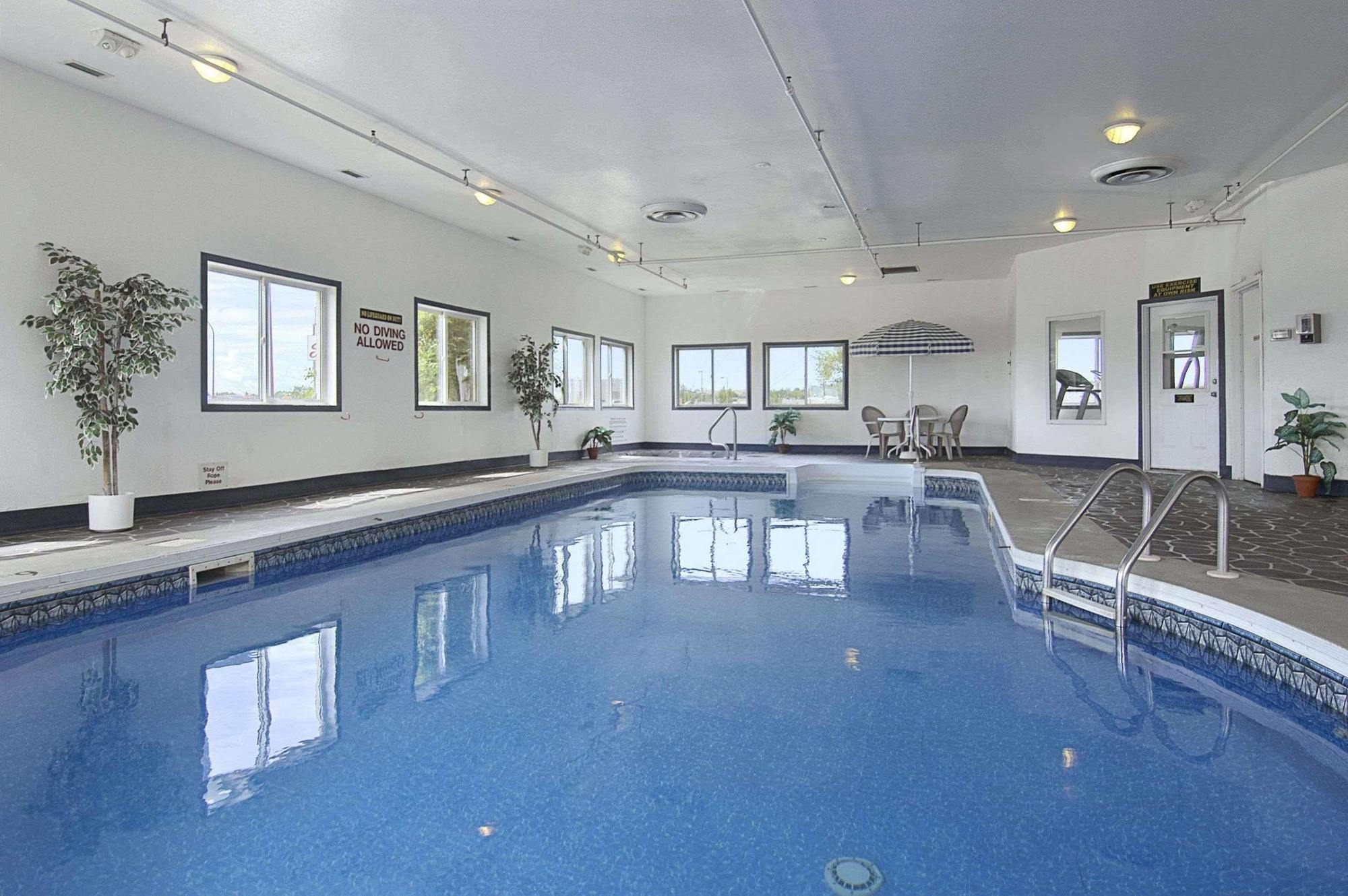 Super 8 By Wyndham Swift Current Hotel Kemudahan gambar